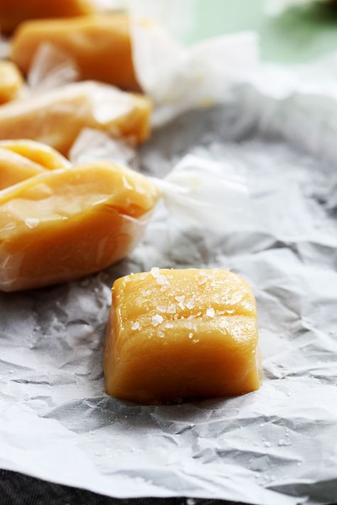 EASY soft caramels you can whip up in about 15 minutes. You don't need a candy thermometer to make these caramels and they literally melt in your mouth! Canna Butter, Soft Caramels, Homemade Caramels, Xmas Candy, Candy Board, Camping Box, Soft Caramel, Candy Thermometer, Caramel Recipes