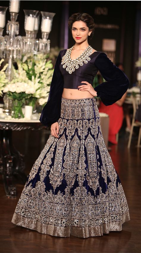 Manish Malhotra Designer Dresses, Manish Malhotra Bridal, Manish Malhotra Lehenga, भारतीय दुल्हन संबंधी, Velvet Blouse Design, डिजाइनर कपड़े, Indian Reception, Gold Lehenga, Indian Bridal Lehenga