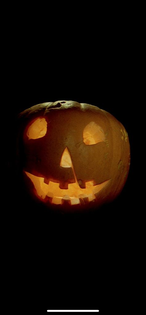 Pumpkin From Halloween Movie, Halloween Movie Jack O Lantern, Old School Halloween Wallpaper, Halloween 1978 Pumpkin, 80s Halloween Aesthetic Wallpaper, Halloween 1978 Wallpaper, Old Halloween Aesthetic Wallpaper, Michael Myers Pumpkin Tattoo, Halloween 1978 Tattoo