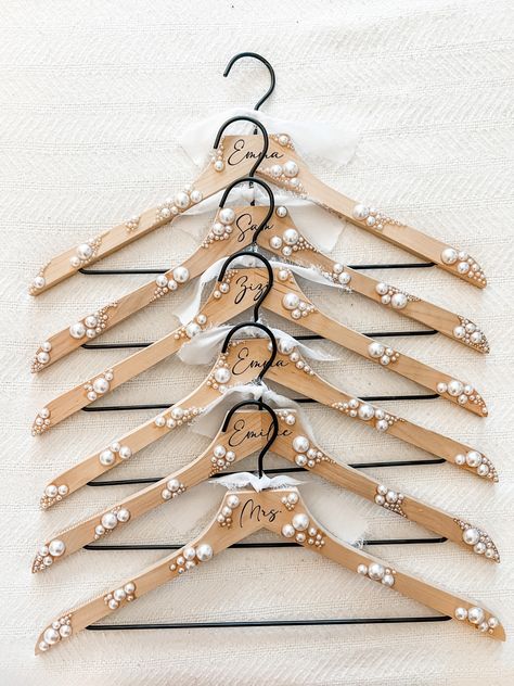 Diy Wedding Hangers Pearls, Pearl Coat Hanger, Pearl Hangers Wedding, Bridesmaid Hangers Diy, Custom Hangers Wedding, Pearl Bridal Hangers, Diy Wedding Hangers, Customized Hanger Wedding, Pearl Hanger