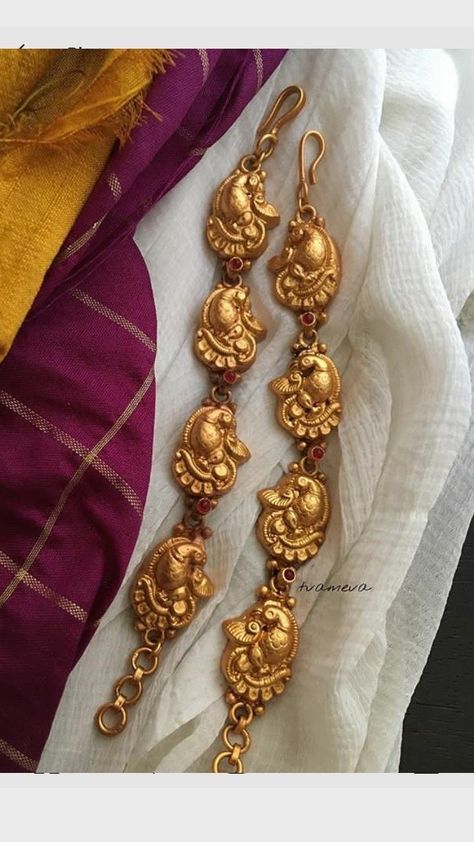 Ear Matilu Gold, Temple Jewellery Earrings, Gold Temple Jewellery, Neck Pieces Jewelry, Gold Jewelry Outfits, Gold Earrings Models, Antique Gold Jewelry Indian, Bridal Jewelry Vintage, Antique Jewellery Designs