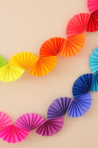 Fan Garland, Rainbow Fan, Dekorasi Halloween, Hantverk Diy, Paper Decorations Diy, Rainbow Theme Party, Colorful Paper, Rainbow Paper, Rainbow Theme