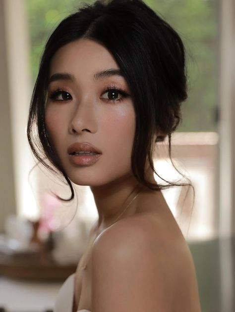 Romantic Bridal Makeup Brown Eyes, Wedding Hairstyles Asian, Romantic Makeup Looks, Korean Bridal Makeup, Nyfw Makeup, Asian Wedding Hair, Kim Wedding, Asian Wedding Makeup, Romantic Wedding Makeup