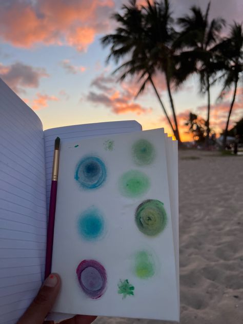 Painting swatches at the beach during sunset Coastal Hippie Aesthetic, Hippie Surfer Aesthetic, Hippy Beach Aesthetic, Beachy Hippy Aesthetic, Boho Beach Aesthetic, Hippie Summer Aesthetic, Hippie Life Aesthetic, Beach Hippy Aesthetic, Hippie Beach Aesthetic