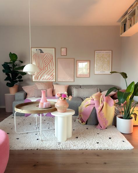 - Check more at https://howcandothis.com/homedecoration/85062/ Girly Living Room, Pastel Living Room, Cute Living Room, Apartment Vibes, Colourful Living Room Decor, Pastel Home Decor, Colorful Apartment, Living Room Decor Colors, College Apartment Decor