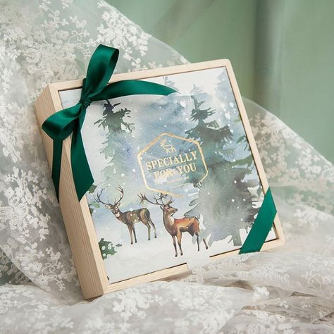 Christmas Hamper Box Ideas, Christmas Hampers Packaging Ideas, Christmas Hampers Packaging, Christmas Box Design, Christmas Gift Box Design, Christmas Packaging Design, Hampers Christmas, Xmas Hampers, Practical Christmas Gift