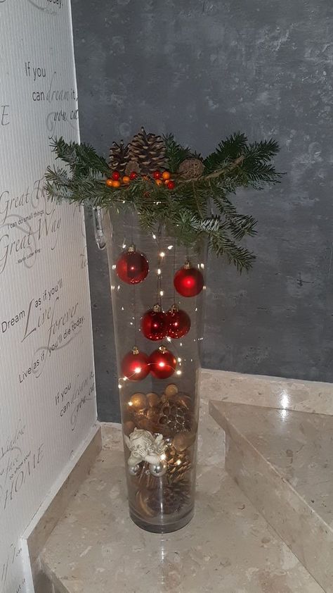 19 Décorations de Noël à faire soi-même avec un vase en verre Christmas Vases, Christmas Candle Decorations, Christmas Centerpieces Diy, Xmas Deco, Easy Christmas Decorations, Christmas Decorations Diy Outdoor, Diy Christmas Decorations Easy, Christmas Arrangements, Holiday Crafts Christmas