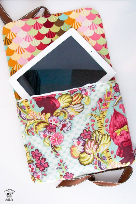 Tutorial for a padded ipad or tablet case. A free ipad case sewing pattern available on polkadotchair.com Holiday Hand Towels, Free Ipad, Sewing Courses, Costura Diy, Cases Diy, Sewing Projects For Kids, Ipad Sleeve, Ipad Cover, Easy Sewing Projects