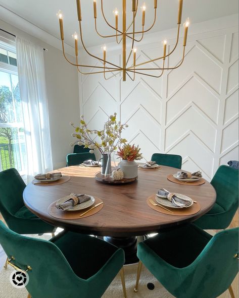 Emerald Green Living Room, Gold Dining Room, Green Dining Room, Green Dining Chairs, Gold Living Room, Dinning Room Design, Dinner Room, Green Home Decor, Living Room Green