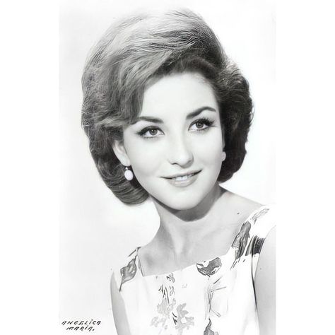 Mexico People, Angelica Maria, 1960s Hair, Famous Pictures, Mexican Actress, Mexican Women, Classic Actresses, Mexican Artists, Actrices Hollywood