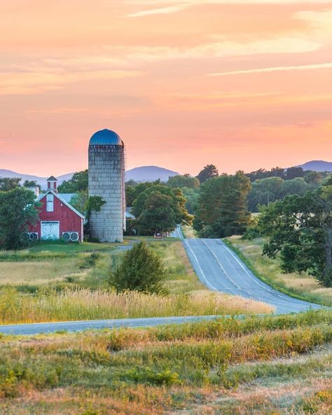 Vermont farm Vermont Photography, Vermont Farms, New England Farmhouse, England Photography, Southern Life, Country Scenes, Back Road, The Quiet, Beautiful Places To Travel