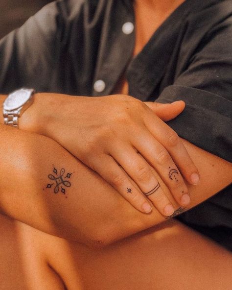 Decorative Tattoos For Women, Foot Tattoos For Women, Tattoos For Women Flowers, Handpoke Tattoo, Inspiration Tattoos, Dainty Tattoos, Makeup Eyes, Little Tattoos, Simplistic Tattoos