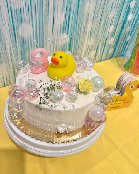 Duck Second Birthday, Diy Rubber Duck, Rubber Duck Birthday Party, Bubbles Cake, Rubber Duck Cake, Rubber Ducky Cake, Ducky Party, Rubber Ducky Party, Rubber Ducky Birthday