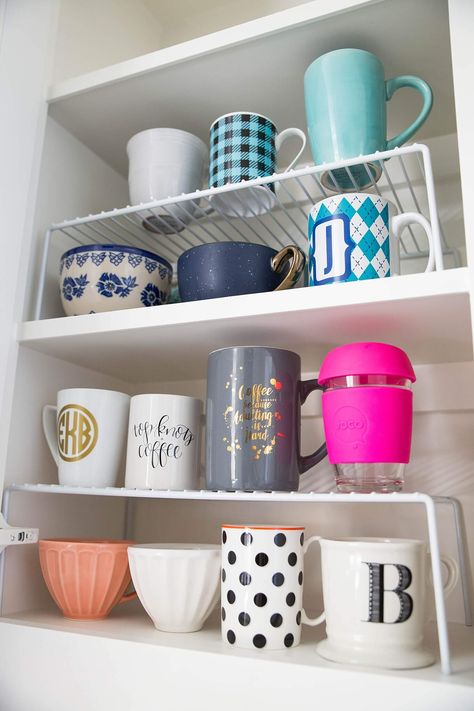 How to organize your kitchen cabinets - mugs Mug Organization, Organize Kitchen Cabinets, Kitchen Cabinet Organization Ideas, Model Dapur, Organize Kitchen, Kitchen Organization Diy, Organizing Hacks, Ways To Organize, Kitchen Hacks Organization