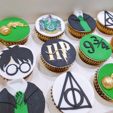 Slytherin Cookies, Slytherin Cupcakes, Harry Potter Cups, Harry Potter Birthday Cake, Harry Potter Bday, Harry Potter Slytherin, Harry Potter Birthday, Cakepops, Cake Ideas