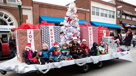 Parade Float Christmas, Christmas Floats Parade Ideas Easy, Christmas Parade Float Ideas Theme, Holiday Parade Floats, Parade Float Theme, Christmas Floats, Christmas Parade Floats, Holiday Parades, Christmas Dance