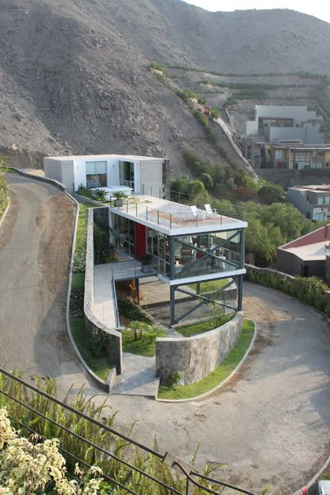 Design Exterior, A Hill, House On A Hill, Residential Architecture, Design Case, Contemporary Architecture, Amazing Architecture, Container House, Building Design