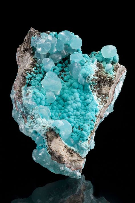 Smithsonite With Aurichalcite, Kelly Mine, Magdalena, New Mexico, USA, Small Cabinet, 9.0 x 7.0 x 4.0 cm, A very rare… Geology Rocks, Rock Minerals, Pretty Rocks, Rocks Crystals, Beautiful Stones, Beautiful Rocks, Gemstones Crystals, Gems Crystals, Mineral Stone