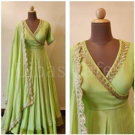 Chania Choli, Designer Anarkali Dresses, Long Gown Design, Anarkali Dress Pattern, Designer Gown, Simple Gowns, Long Kurti Designs, Salwar Kamiz, Designer Anarkali