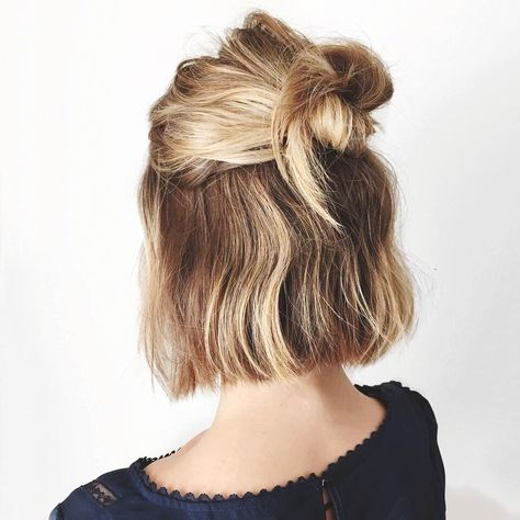 These nine styles are pro-approved, Instagram-worthy, and guaranteed not to cut into your beauty sleep. Half Bun Hairstyles, A Messy Bun, Fall Hair Cuts, Penteado Cabelo Curto, Cute Hairstyles For Short Hair, Quick Hairstyles, Messy Bun, Hair Dos, Half Up