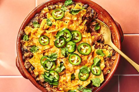 Like Nachos? You'll Love This Crunchy Nacho Bake Recipe Nacho Bake, Easy Cheap Dinner Ideas, Inexpensive Recipes, Baked Nachos, Easy Nachos, Potato Frittata, Cheap Dinner Ideas, Cheesy Potato, One Dish Meals