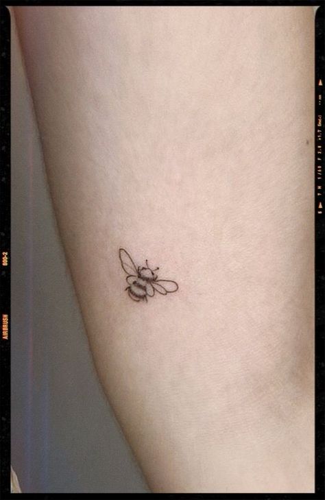 Delicate Bumble Bee Tattoo, Small Tattoo Designs Simple, Minimalist Bumble Bee Tattoo, Minimalist Bee Tattoo Outline, Bee Tattoos Simple, Small Tattoo Ideas With Color, Animated Bee Tattoo, Mini Bumble Bee Tattoo, Minimalist Bee Tattoo Simple