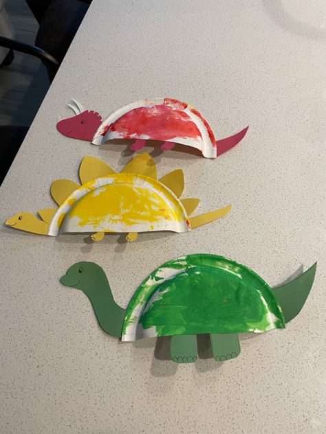 Dinosaurs kids children colors craft art daycare school Dino Paper Plate Craft, Dinosaur Plate Craft, Paper Plate Dinosaur Mask, Dinasour Activity For Kids, Dinosaur Kindergarten Craft, Dinosaur Daycare Activities, Dino Art For Toddlers, Prek Dinosaur Crafts, Dinasour Art And Craft For Kids