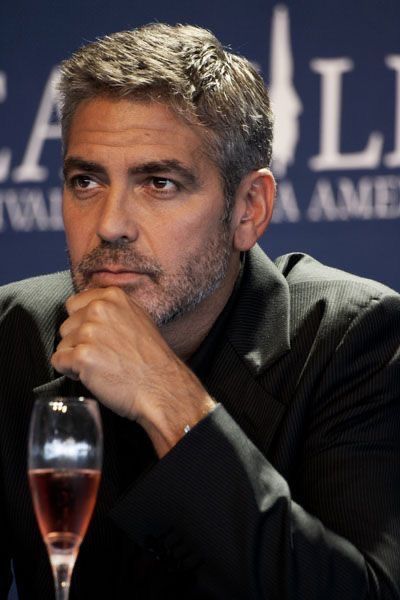 George Clooney Style, Michael Clayton, Older Mens Hairstyles, Grey Hair Men, Men With Grey Hair, Man Photography, Tilda Swinton, Corte De Cabelo Masculino, George Clooney