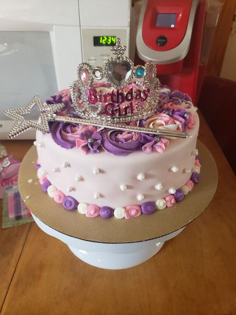 Single Tier Princess Cake, One Tier Princess Cake, Princes Cakes Birthday Simple, Simple Princess Birthday Cake, Royal 5ness Birthday Cake, Princess 4th Birthday Cake, Round Princess Cake, Easy Princess Birthday Cake, Princess Birthday Cake Ideas Simple