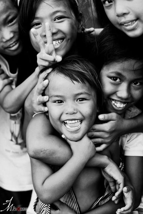 Black And White Photograph, Smiles And Laughs, Trik Fotografi, People Of The World, Just Smile, 인물 사진, Happy People, Anthropology, Happy Kids