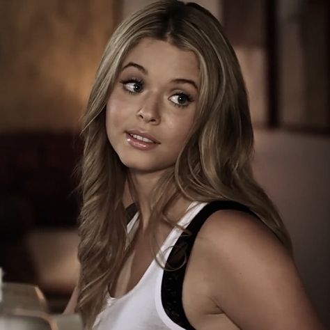 Alison Dilaurentis Pfp, Allison Pretty Little Liars, Allison Pll, Alison Dilaurentis Icons, Alison Aesthetic, Alison Dilaurentis Aesthetic, Pretty Little Liars Alison, Iconic Tv Characters, Alison Pretty Little Liars