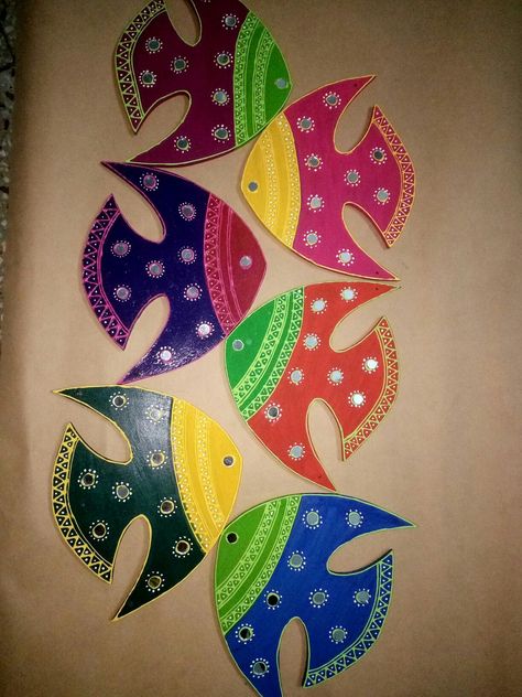 4 Quick Easy Paper Wall Hanging Ideas / Heart Flower Wall . Warli Painting Ideas On Paper, Fabric Paint Designs Creative, Cardboard Wall, Fish Wall Hanging, Diwali Craft, Clay Wall Art, Madhubani Painting, Art N Craft, Fabric Paint