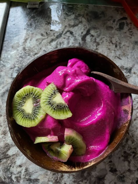 Dragon fruit smoothie bowl Dragonfruit Smoothie Bowl, Fruit Smoothie Bowl, Dragon Fruit Smoothie Bowl, Dragon Fruit Smoothie, Fruit Smoothies, Food Obsession, Dragon Fruit, Smoothie Bowl, Smoothie