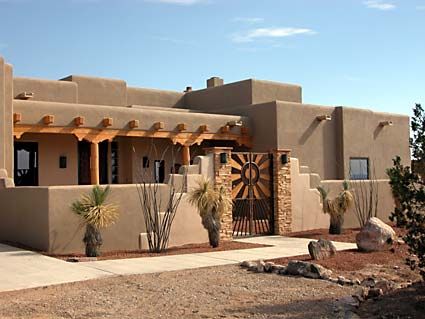 Courtyard Small Adobe House Spanish Style, Pueblo Style Homes Exterior, New Mexico Style Home Exterior, Adobe Ranch House, Pueblo House Exterior, Adobe Revival Home, Dessert House Design, Desert Exterior House, Adobe Style Homes Exterior