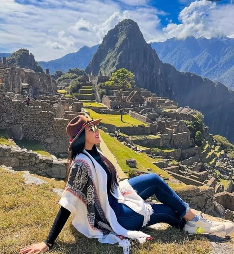 Machu Pichu Photoshoot, Peru Pictures Ideas, Peru Winter Outfits, Machu Pichu Outfits Women, Huacachina Peru Outfits, Machu Pichu Outfits, Cuzco Peru Outfit, Outfits Cusco Peru, Macchu Picchu Trip