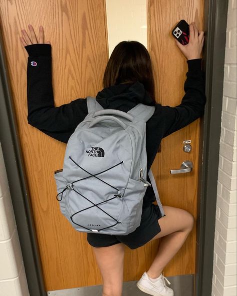 School Outfits With Backpack, The North Face Backpack Outfit, North Face Backpack Aesthetic, School Backpacks Aesthetic, Backpacks For High School, High School Backpack, Aesthetic Backpack, School Bag Essentials, Backpack Essentials