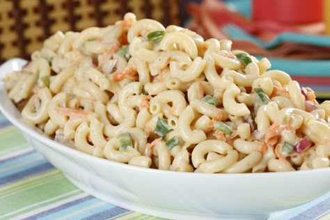 Dolly Parton’s Secret Ingredient for the Best-Ever Macaroni Salad Pioneer Woman Pasta Salad, Dolly Parton Recipes, Hawaiian Mac Salad, Creamy Macaroni Salad, Hawaiian Macaroni Salad, Classic Macaroni Salad, Easy Macaroni, Mac Salad, Macaroni Salad Recipe