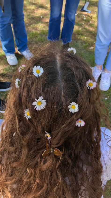 spring, dandelions, hairstyle, curls, flowers Dandelion Crown, Couples Things To Do, Crown Images, Wallpaper Backgrounds, Curly Hair, Dandelion, Curly Hair Styles, Things To Do, Daisy