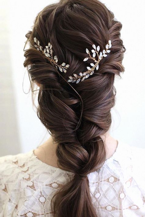 Another simple wedding hairstyle could be beautiful for any bride. I specialize in this for bridal portraits. Collect this inspiration to your simple wedding hairstyles. Asian Bride Hairstyle, Asian Bride Hair, Simple Bridal Hair, Asian Wedding Hair, Bridal Hair Inspiration, Simple Wedding Hairstyles, Bridal Wedding Hair, Bride Hair, Wedding Hair Inspiration