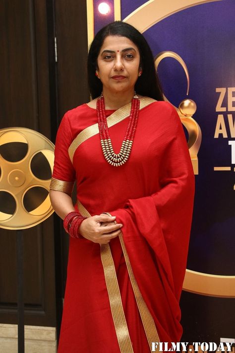 Suhasini Actress, Suhasini Maniratnam, Saree Models, Red Saree, Actress Pics, Grey Hair, India Beauty, Bollywood Actress, Beauty Women