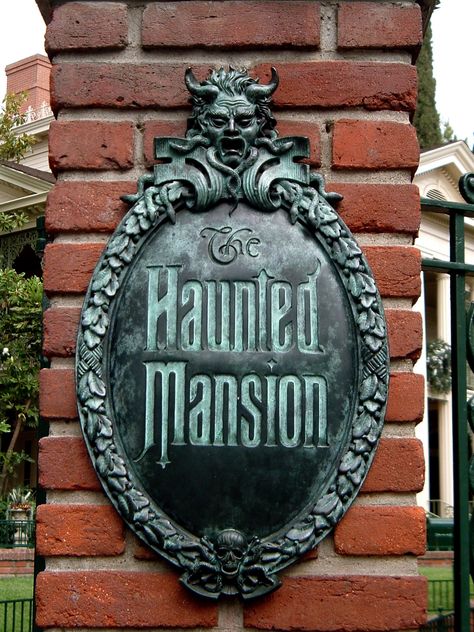 haunted mansion plaque Haunted Mansion Decor, Haunted Mansion Ride, Deco Disney, Haunted Mansion Halloween, Haunted Mansion Disneyland, Disneyland Photos, The Haunted Mansion, Images Disney, Disney Restaurants