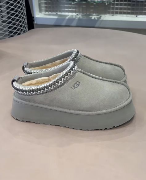 Gray Uggs, Nb Shoes, Cute Uggs, Fluffy Shoes, Preppy Shoes, Trendy Shoes Sneakers, Pretty Shoes Sneakers, Stunning Shoes, Cute Nike Shoes