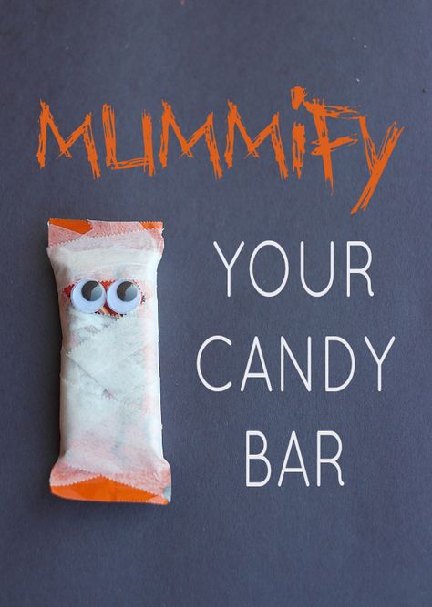 Turn your candy bar into a mummy Mummy Candy, Halloween Food Crafts, Homemade Cheeseburgers, Fright Fest, Hallowen Party, Mummy Wrap, Halloween Arts, Cheeseburger Pie, Room Parent