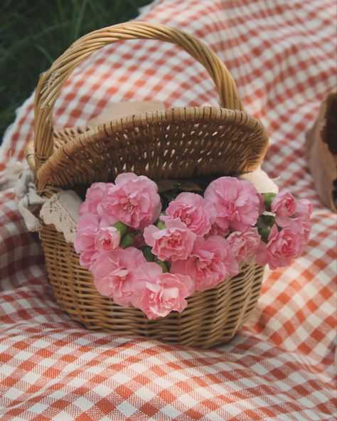 #picnic #flowers Picnic In A Field Of Flowers, Picnic Basket Flowers, Picnic Basket With Flowers, Picnic Flowers, Flowers Picnic, Birthday Picnic, Photos Inspo, Flower Bucket, Watercolor Landscape Paintings