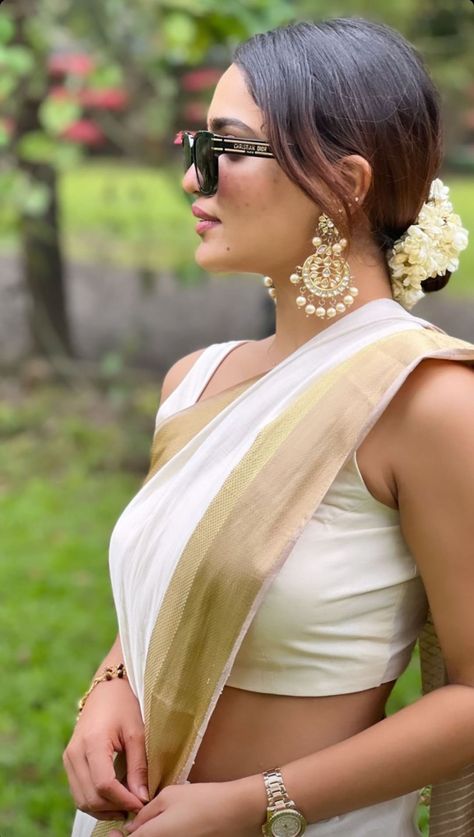 Onam Outfits Ideas, Saniya Iyappan, Onam Dress, Kerala Saree Blouse, Onam Outfits, Kerala Saree Blouse Designs, Onam Saree, Bride Photos Poses, Saree Wearing Styles