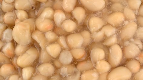 While both are white beans, how can you tell the difference between navy beans and great northern beans? The difference comes down to the texture of the bean. White Navy Bean Recipes, Great Northern Beans Recipe, Navy Bean Soup, Bean Pie, Navy Beans, Boston Baked Beans, Kinds Of Beans, White Kidney Beans, Pork N Beans