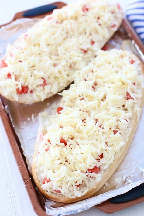 FLORIDA BEACH BREAD | The Country Cook Beach Vacation Breakfast Ideas, Florida Food Recipes, Beach Bread Recipe, Summer Supper Ideas, Beach Bread, Bruschetta Bread, State Recipes, Pizza Calzones, Cheesy Bread Recipe