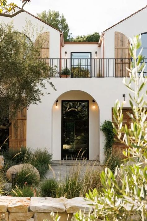 How to Decorate a Modern Mediterranean Home Spanish Mediterranean Homes, Modern Mediterranean Home, Modern Spanish Style, Spanish Exterior, Mediterranean Homes Exterior, Spanish Modern, Mediterranean Style Homes, Mediterranean Home Decor, Spanish Style Home