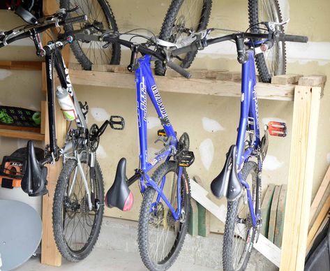 Home Bike Rack, Pallet Bike Racks, Organize Garage Diy, Bike Storage Apartment, Bike Storage Ideas, Diy Bike Rack, Bicycle Garage, Organize Garage, Stuff Storage