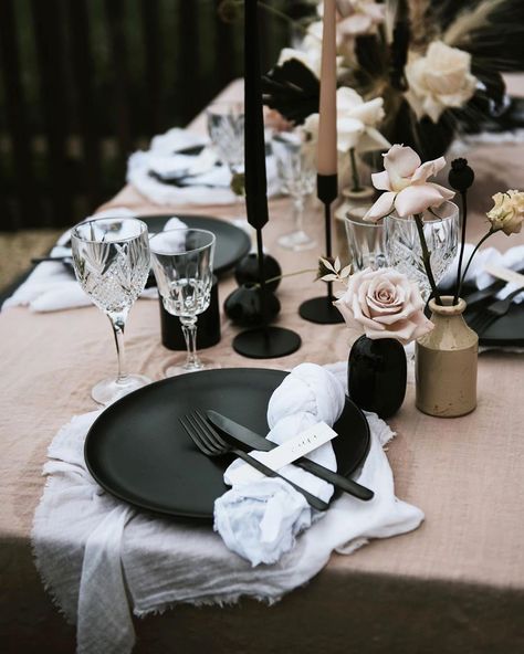 Black And Wood Table Setting, Black And Brown Table Setting, Black Wedding Decorations Receptions, Black Garden Wedding, Matte Black Wedding Decor, Soft Black And White Aesthetic, Gothic Table Setting, Black And Beige Wedding, Black Table Setting